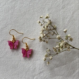 Fjärilsörhängen - Säljer dessa och oanvända och nickelfria. Superfina och passar perfekt till sommaren! Mitt pris 29:- inkl frakt!