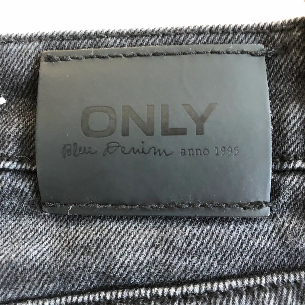Svarta mom jeans från Only köpta här på Plick. Säljaren hade uppgett fel storlek så därför säljer jag dem vidare 🥰 . Jeans & Byxor.