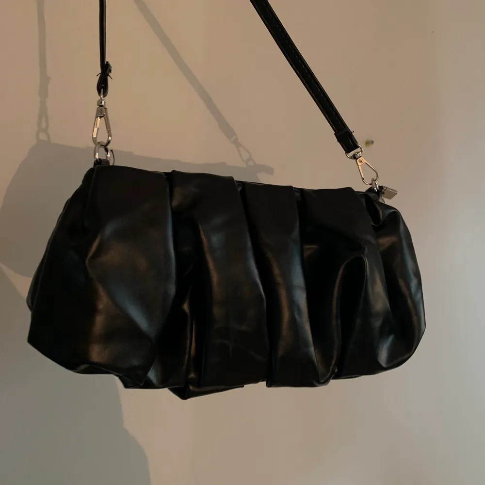 Svart axelväska <33 Vill du köpa både den beiga och svarta så får du dom för 200 kr inkl frakt 🥰. Väskor.