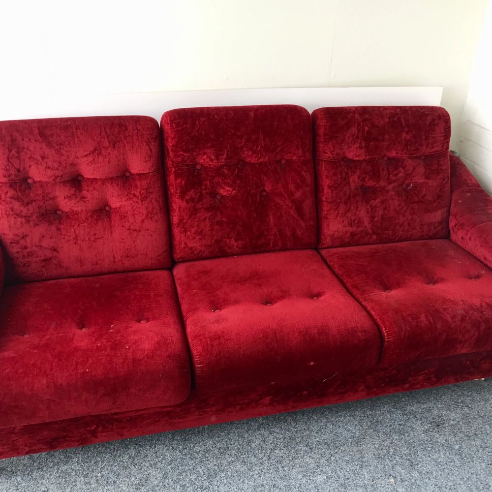 Röd Sammet soffa - Övrigt | Plick Second Hand