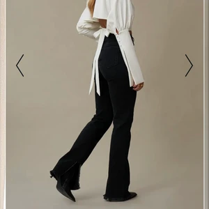 Svarta jeans💖 - Svarta jeans från Hanna schönbergs kollektion med nakd! Sitter jättebra och har en fin slits vid anklarna💕 Säljer för att byxorna inte kommer till användning. Endast använda 1 gång så dem är som nya✨