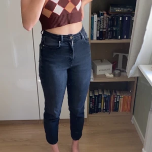 Svarta high waisted mom jeans - Om du vill ha ett par längre jeans men ändå bra passform runt midjan skulle jag verkligen rekommendera dessa💜 Storlek S och har används ett antal gånger därav priset. Köparen står för leverans💜