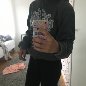 Hoodie - Säljer denna super balla blå/grå hoodien i fint skick, super skönt material och jättefin passform! Köptes för ca ett halvår sedan i en secondhandbutik, den var i mycket gått skick då och är det fortfarande vilket jag tycket tyder på bra kvalite😊😊 