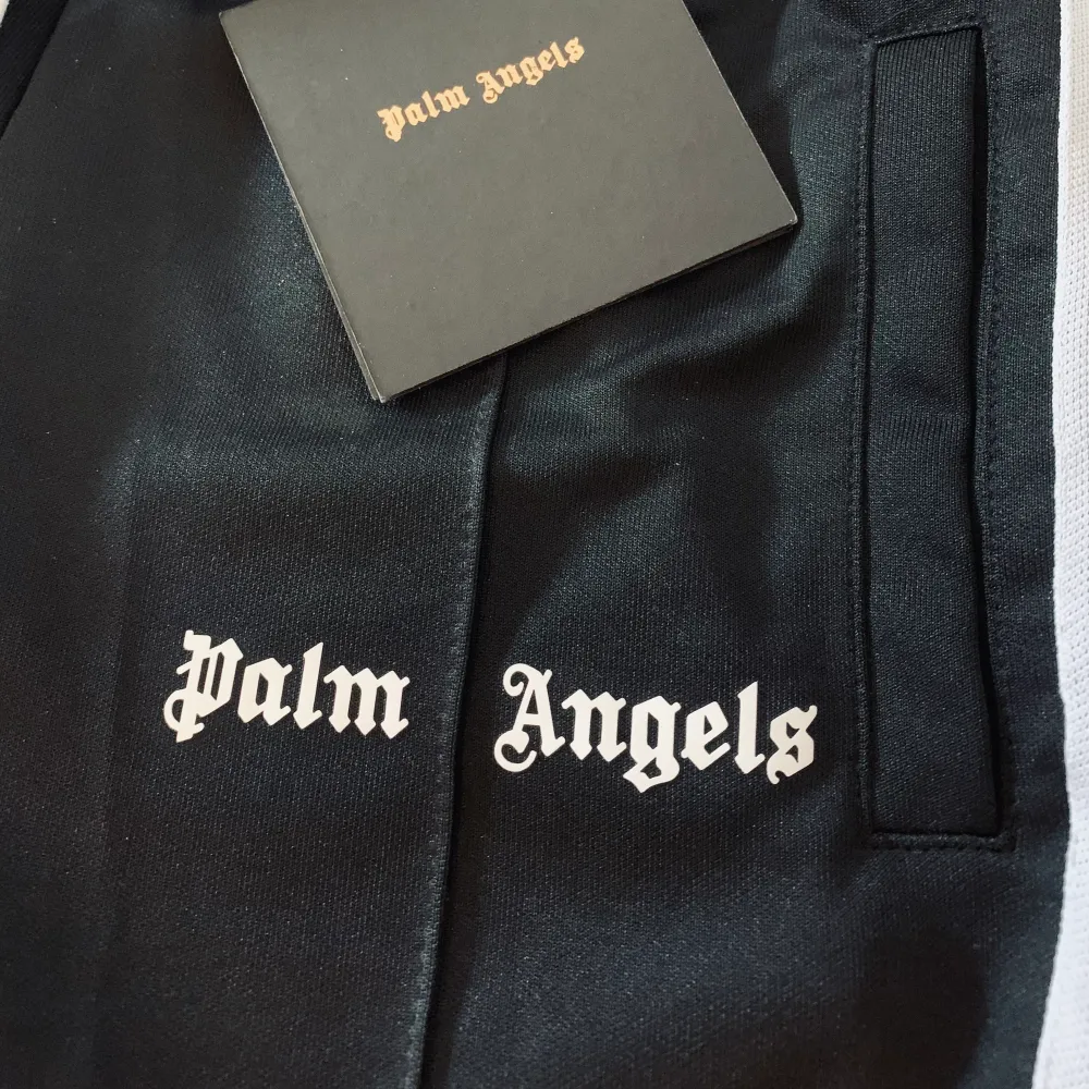 Dom förra såldes fort så säljer det sista paret!                              Säljer nu dom populäraste Palm Angels Byxorna i storlek small. Byxorna är helt nya oanvända och Tags + Bag tillkommer vid köp. Detta är såkallad AAA+ kopia som menas att dom tillverkas i exakt samma material & kvalite och är identisk med originalet, mycket unikt. Fraktas spårbart över hela Sverige. (Vid snabb affär blir det lite billigare). Jeans & Byxor.