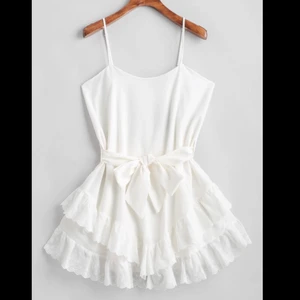 Söt klänning - Säljer denna superfina klänningen då den inte kommer till användning tyvärr. Aldrig använd endast testad. Bältet är avtagbart. Kedja i ryggen. 🌸köpare står för frakt🌸 kan skicka fler bilder vid intresse☺️