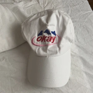 Okay Keps - Keps med ”Evian” logga fast med texten Okay.