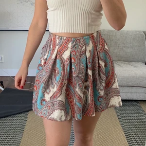 Kjol - Fin kjol, något insydd så finns möjlighet att sprätta upp sömnen och få den lite större i midjan. Rätt tight så bra att inte har för stor rumpa/lår, kan vara svårt att komma i den då. Frakt ingår ej men kan diskuteras, annars går det bra att mötas upp i Stockholmsområdet 