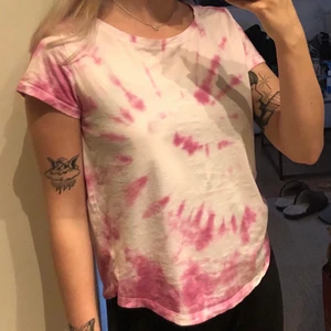 Tie dye T-shirt small  - Egengjord tiedye på T-shirt från H&M i storlek XS. I fint skick! 💖