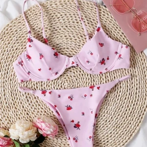 Blommig bikini med bygel  - Supersöt blommig bikini, tyvärr alldeles för liten för mig. Aldrig använd, plombering kvar. Storlek M men passar en XS/S.