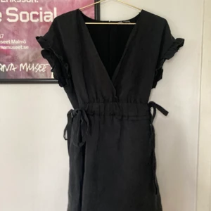 Zara klänning - Söt sommarklänning från zara. Storlek M men går att justera i midjan och passar därför bättre en S. Jag är 174cm och den är lite kort på mig😚