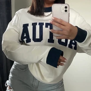 Sweatshirt med tryck  - Vit sweatshirt med text och blåa muddar. Bra skick! Skriv för flera bilder eller andra bilder!! Storlek Xs men oversized.      📦Köparen står för frakt📦 *Första bilden lånad*