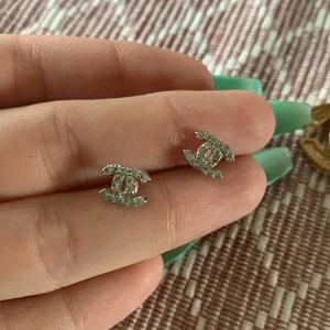Chanel örhängen  - Små Chanel örhängen i silver. Givetvis fake, men väldigt bra kvalitet och helt oanvända. Köparen står för frakten🌸🌸