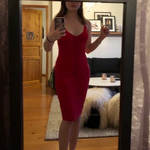 Klänning - Säljer denna snygga klänning från Club L, perfekt till finare tillställningar och fester! Så fina detaljer med snörningen på ryggen och rumpan! Det står storlek 8 vilket motsvarar S! Har fler bilder att skicka om det skulle önskas! ❤️