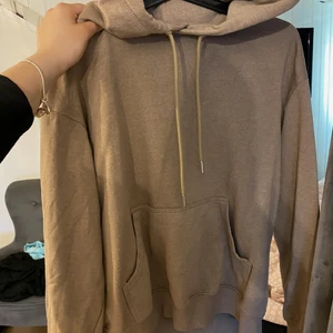 Kaffe brun hoodie - Säljer den a skitsnygga kaffebrna Hoddien då jag har en liknande o denna ej kommer till användning, aldrig använd bara testad på strl S men sitter oversized