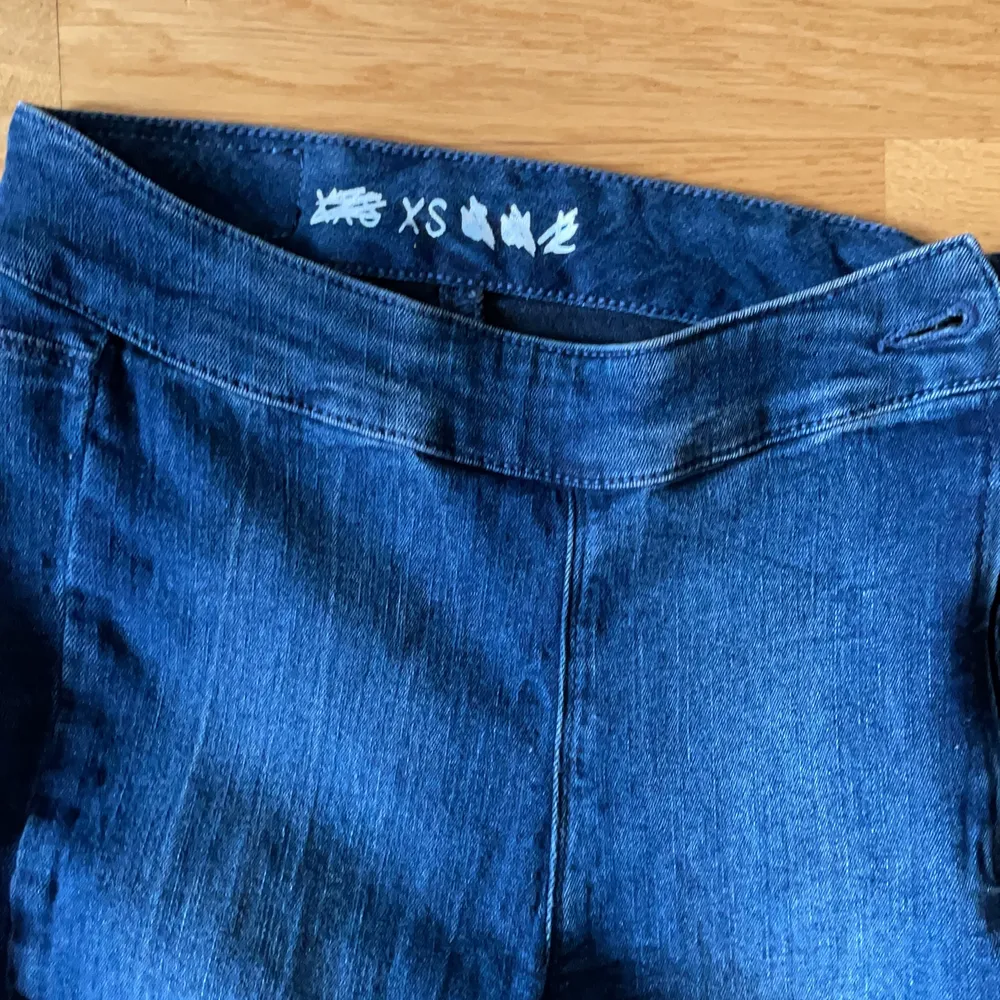 Dom är aldrig använda storleken på XS och den andra till höger är small på. Jeans & Byxor.