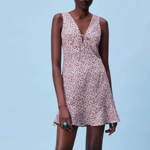 Sommarklänning - Säljer min oanvända sommarklänning från Zara i storlek XS då den inte riktigt var min stil. Originalpris 349, möter upp i Stockholm eller postar 🥰 supersöt!! 