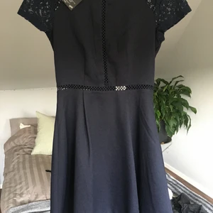 Blå klänning - En superfin klänning, oanvänd (prislapp finns kvar) stl 34. Har enigast legat i gaderoben då den ej kommit till användning någongång. Passar fint till högtider men även till vardags en fin vårdag/sommardag!