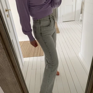 Grå zara jeans - Slutsålda grå jeans från zara, straight leg full lengt, stl 36, jag är ca 165 och passar mig i längden! Buda!!💞💞