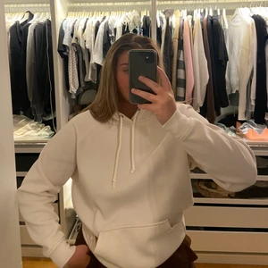 Hoodie - Vit hoodie från Bik Bok. Knappt använd