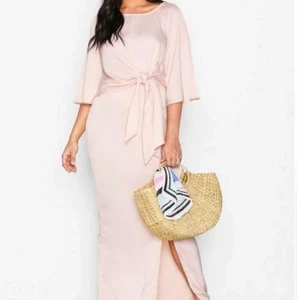 Rosa silkes klänning strl 38 - Jag själv har enbart bara testat den men var för lång i längen för min smak. Storleken är sann. Ps prislappen finns kvar.