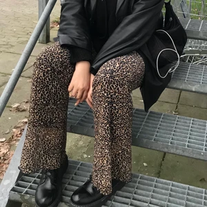 Bootcut leopardbyxor - Säljer mina jättefina leopardbyxor från bershka då dom inte används🌼 Lite små i storleken, men långa✨ Jag är 171cm och dom går ner till marken för mig💛 Köparen står för frakt