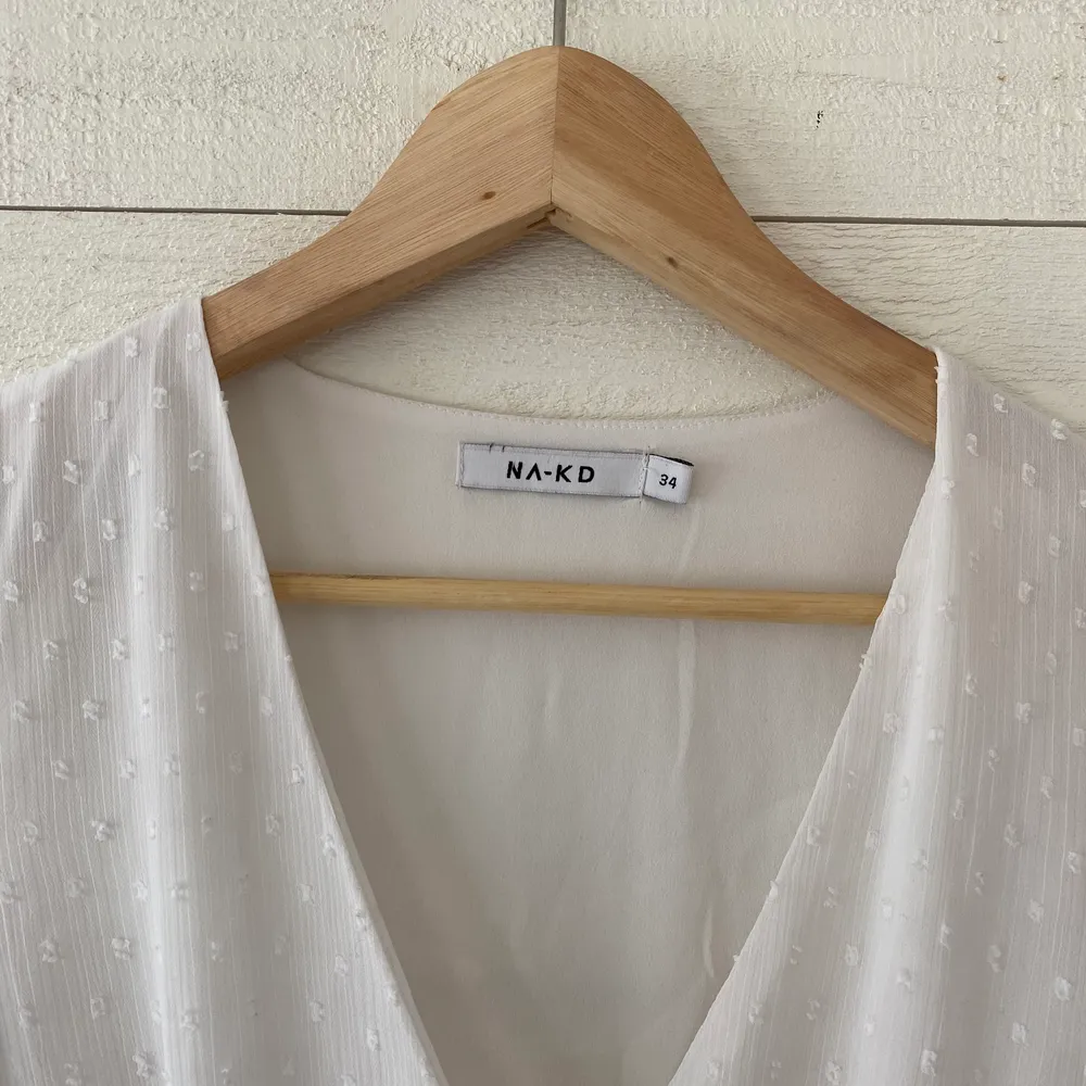 Superfin vit klänning köpt från NAKD perfekt till studenten🤍 säljs då den inte kommer till användning:/. Klänningar.