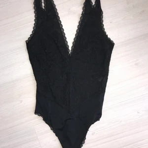 Storlek S - Body från nelly i spets, öppen i ryggen. Storlek S