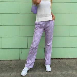 rutiga byxor - Säljer mina älskade byxor från designbysi!! Väldigt fint skick med möjligtvis någon liten noppra, men det kan jag enkelt ta bort. Säg till för fler bilder💜💜