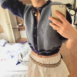 Hemstickad  - En super super söt kofta som ser ut att vara hemstickad och igentligen en barn tröja. Men den sitter så fint på ändå!! Kommer ej till användning därav säljer jag, den är i fint skick och super mjuk och gosig! 