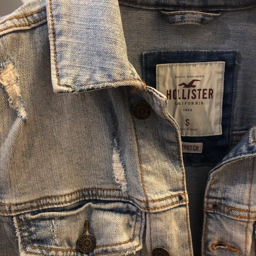 hej! jag säljer min gammla hollister jeans-jacka då jag vuxit ur den. Den är i storlek S. vid frågor eller funderingar skicka gärna ett medelande :) kolla in min profil för har liknande kläder där, kan komma på något rabatt-packet för alla kläder också!. Jackor.