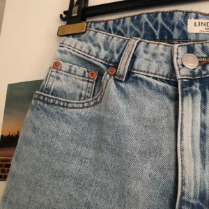 Ljus blå baggy jeans - Ett par skit sköna ljus blå jeans i storlek 36/S. Säg till om du är intresserad <3