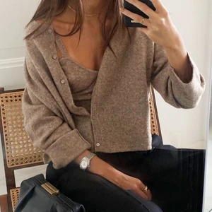 Cardigan i ylle - Säljer denna populära cardigan från ZARA. Strl S. Bud startar på 120kr.