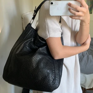 Väska  - Super fin väska jag inte riktigt vet vart den är ifrån. Den är ganska sliten (där av priset). Passar till allt, skriv för fler bilder