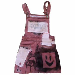 rosa klänning - en rosa klänning/kjol ish som jag gjort om mycket med svart textilspray och rosa tyg >:-))) fråga för fler mått/bilder 🧚🏻‍♂️🕯