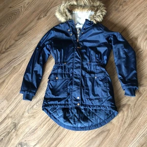 Höst/vinterjacka. - Fin välskött höst el vinterjacka i blå färg med fuskpäls.