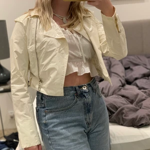 Croppad vit jacka strl S - Super snygg vit croppad festjacka!🤍🤍🖤