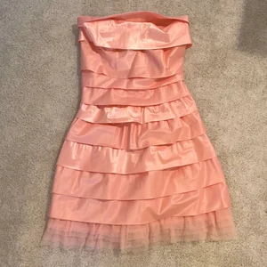 Volang klänning - Säljer denna as coola klänningen. Den är köp second hand och passar perfekt för mig som normalt har S i storleken💜💜