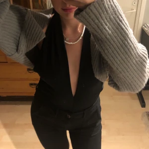 Kofta - Grå kofta med bara ärmar/ bolero. Aldrig använd så i jättebra skick, ser lite nopprig ut på första bilden med de är den inte:)💜