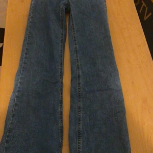 Säljer ett par jeans Från Cubus - Säljer ett par jeans från cubas! Skulle säg att jag har inte använt så mycket endast 3 gånger kanske men om ni vill ha mer bilder på det så får ni jag köpet dem för cirka 300 kr och säljer dem för 150! Dem är i storlek xs-32 jag är cirka en och 168 och dem passar mig perfekt