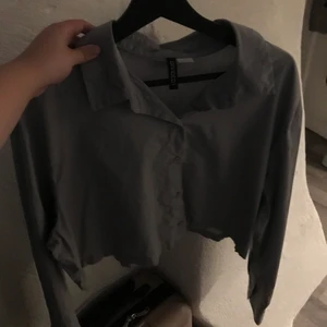 Skjorta  - Jättesnygg croppad grå skjorta, använd Max 1 gång! 