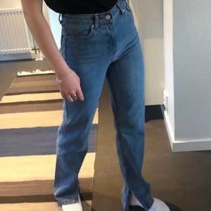 Ett par riktigt snygga och sköna blåa jeans från Nakd. Sitter perfekt i midjan och är perfekt längd på mig som är 162 cm. Säljer pga för små idag tyvärr. Använda en del men är i väldigt bra skick, inga fläckar eller liknande! Storlek 32 men skulle nog passa bra på en 34 oxå.