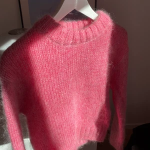 Mohair blend. - Säljer min superfina stickade tröja från H&M i mohair. Använd ett fåtal gånger och är som ny! Lagt bud är lagt💓