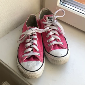 Rosa Converse! - Säljer mina rosa converse! Helt vanliga converse för bra bra pris! De är i storlek 7 vilket motsvarar 40. Ni står för frakten👍