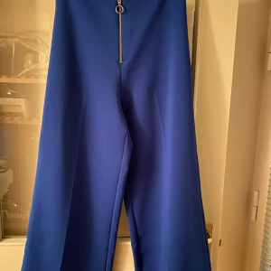 Byxa  - Mycket elegant , hög kvalitet. Lite kort modell, nästan ny.