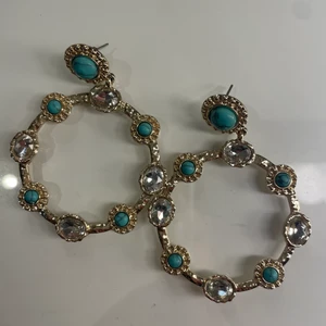 Örhängen  - Ett par örhängen som knappt är använda. 