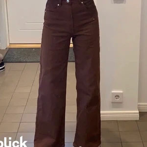 Bruna jeans vida - Säljer dessa fina jeansen igen på grund av oseriös köpare, högmidajade bruna vida jeans i storlek 34 men passar 32 oxå🤎🤎🤎 de två första bilderna är lånade🤍