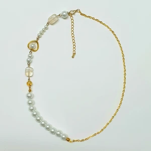 Guld halsband pärlor - Så himla fint med guld och vitt, kedja och vaxade glaspärlor <3 rätt kort, kom privat vid frågor! Godis ingår alltid vid beställning