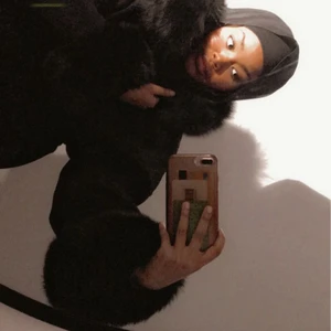  Lara pälskappa - Jag säljer min kappa som är knappt använd, för den är lite för stor och jag har en ny jacka nu. Den funkar bra som höst/vinterjacka den är varm och mysig och har en jättestor fluffig luva.  Köpte den för 2300kr från finessewear.se