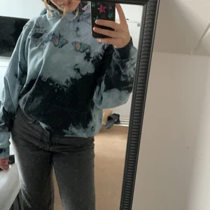 Hoodie  - Cool hoodie från boohoo, inte min stil så därför säljer jag den! Frakt 66kr❤️