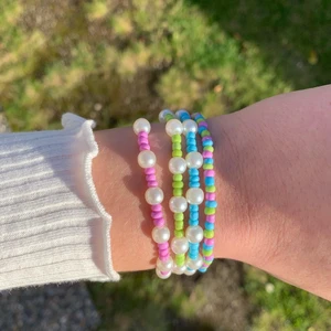 Handgjorda smycken - Säljer dessa armband och ringar i fina färger💚💜💙 pris: Armband: 25kr Ring: 10kr Armband+Ring: 30kr Allting på bilden: 100kr